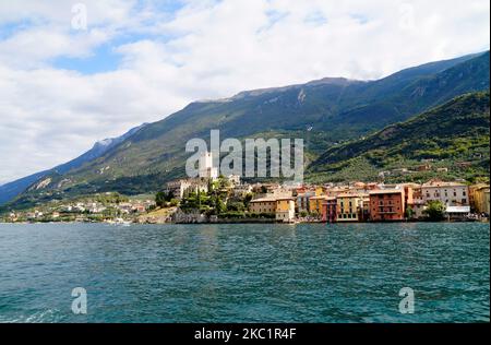 Castello Scaligero oder die Burg Scaligero in der mediterranen Stadt Malcesine am Gardasee in Norditalien, Lombardei Stockfoto