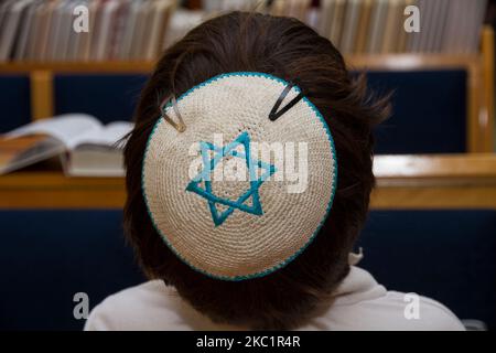 Eine Rückansicht des betenden jungen Mannes mit Davidstern, magen david, yarmulke Stockfoto