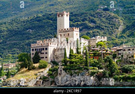 Castello Scaligero oder die Burg Scaligero in der mediterranen Stadt Malcesine am Gardasee in Norditalien, Lombardei Stockfoto