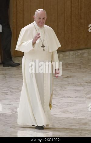 Papst Franziskus kommt am Mittwoch, den 14. Oktober 2020, zu seiner wöchentlichen Generalaudienz in die Aula von Papst Paul VI. Im Vatikan. (Foto von Massimo Valicchia/NurPhoto) Stockfoto