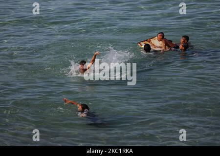 Palästinensische Kinder genießen das Meer bei heißem Wetter, inmitten des Ausbruchs der Coronavirus-Krankheit (COVID-19) in Gaza-Stadt am 14. Oktober 2020. (Foto von Majdi Fathi/NurPhoto) Stockfoto