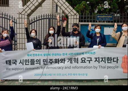 Beamte von zivilgesellschaftlichen Organisationen wie thailändischen Flüchtlingen, internationalen Studenten und der Internationalen Demokratischen Solidarität halten am 14. Oktober 2020 in Seoul, Südkorea, eine Pressekonferenz vor der thailändischen Botschaft in Zusammenarbeit mit den thailändischen Demokratischen Bestrebungen ab. Sie sagten, sie seien solidarisch mit den demokratischen Bestrebungen der thailändischen Bürger. (Foto von Chris Jung/NurPhoto) Stockfoto