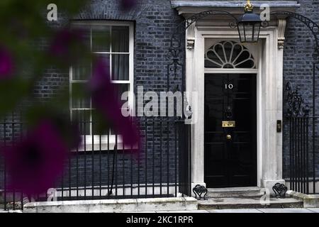 Gesamtansicht der Downing Street 10 am 14. Oktober 2020 in London, England. Johnson wird vom Oppositionsführer kritisiert, dass die Pandemiereaktion seiner Regierung unzureichend ist und dass England in eine umfassendere mehrwöchige Sperre eintreten muss. (Foto von Alberto Pezzali/NurPhoto) Stockfoto