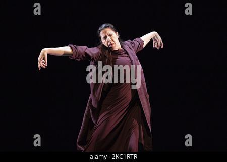 Die spanische Tänzerin und Choreografin Maria Pages führt die Show ''Paraiso de los negros'' (Schwarzes Paradies) während eines Medientages am 14. Oktober 2020 im Teatros del Canal in Madrid, Spanien, auf. (Foto von Oscar Gonzalez/NurPhoto) Stockfoto