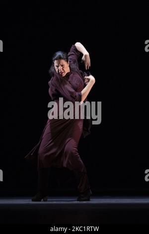 Die spanische Tänzerin und Choreografin Maria Pages führt die Show ''Paraiso de los negros'' (Schwarzes Paradies) während eines Medientages am 14. Oktober 2020 im Teatros del Canal in Madrid, Spanien, auf. (Foto von Oscar Gonzalez/NurPhoto) Stockfoto