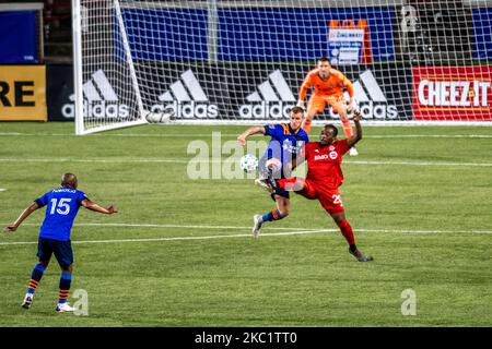 Der Stürmer von Toronto, Ayo Akinola, und der Verteidiger von Cincinnati, Maikel van der Werff, kämpfen während eines MLS-Fußballmatches zwischen dem FC Cincinnati und dem FC Toronto im Nippert Stadium um den Ball. Toronto besiegte den FC Cincinnati 1:0. Sonntag, 11.. Oktober 2020, in Cincinnati, OH. (Foto von Jason Whitman/NurPhoto) Stockfoto