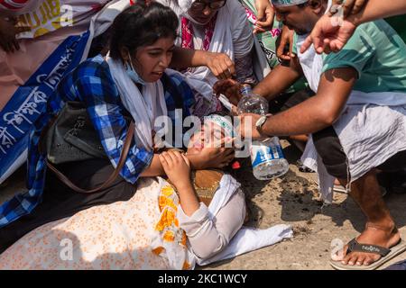 Antragsteller des Grundschuldepartements in Dahal, Bangladesch, protestieren am 14. Oktober 2020 für die unfaire Behandlung bei ihrer Rekrutierung. Die letzten zwei Tage protestierten sie mit Grabkleidung, um für Gerechtigkeit zu sorgen. (Foto von Istiak Karim/NurPhoto) Stockfoto