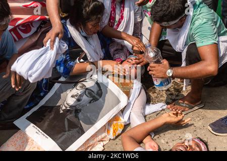 Antragsteller des Grundschuldepartements in Dahal, Bangladesch, protestieren am 14. Oktober 2020 für die unfaire Behandlung bei ihrer Rekrutierung. Die letzten zwei Tage protestierten sie mit Grabkleidung, um für Gerechtigkeit zu sorgen. (Foto von Istiak Karim/NurPhoto) Stockfoto