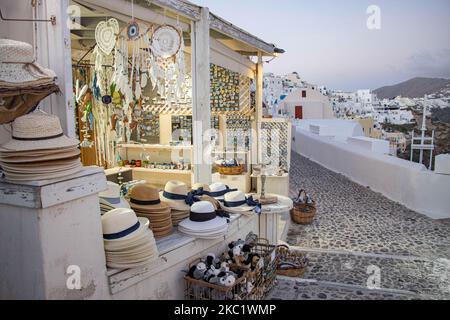 Magische Stunde in der Dämmerung kurz nach dem Sonnenuntergang im berühmten Oia Village mit blauen Kuppelkirchen, Windmühlen und weiß getünchten Gebäuden mit traditioneller Architektur, die am Rand der Klippe auf der Vulkaninsel Santorini in Griechenland stehen. Die Mittelmeerinsel in der Ägäis ist ein bewohnter Vulkan, einer der berühmtesten Reiseziele der Welt, vor allem für Paare und Flitterwochen, da es jeden Tag einen unglaublichen Sonnenuntergang mit einem atemberaubenden Blick auf die Caldera gibt. Im Jahr 2020 Santorini als mehr griechische Inseln versuchten, Touristen trotz der geringen Passagierverkehrsbeschränkungen anzuziehen, Quarantäne an Stockfoto