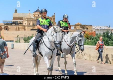 CORDOBA, SPANIEN - 23. MAI 2017: Es handelt sich um nicht identifizierte berittene Polizisten, die in der Altstadt patrouillieren. Stockfoto