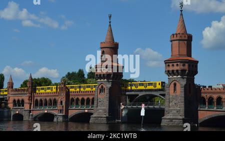 Gelbe Berliner U-Bahn fährt über die Oberbaumbrücke Stockfoto