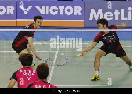 Der Südkoreaner Lee Yong DAE und sein Teamkollege Yoo Yeon Seong spielen im Doppelfinalspiel ihrer Männer gegen Kim Ki Jung und Kim Sa Rang beim Badminton-Finale der Victor Korea Open in Seoul, Südkorea. Die Südkoreaner Lee und Yoo gewannen den Spielstand 2:0. (Foto von Seung-il Ryu/NurPhoto) Stockfoto