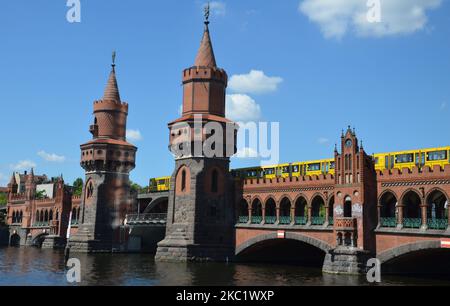 Gelbe Berliner U-Bahn fährt über die Oberbaumbrücke Stockfoto