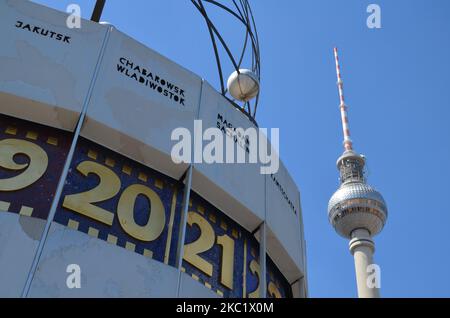Blick auf Weltzeituhr und Fernsehturm in Berlin Stockfoto