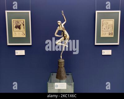 KIEW, UKRAINE - 4. NOVEMBER 2022 - die Seiten des Ukrainischen Alphabets des ukrainischen Grafikers Heorhiy Narbut und die Blue Dancer Statue von Ukra Stockfoto