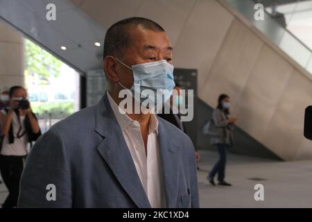 Jimmy Lai, Inhaber von Next Media Digital, nimmt am West Kowloon Court Teil, um eine vorherige Anklage zu beantworten, nur wenige Stunden nachdem eines seiner Büros in Kowloon von der Polizei in Hongkong, Kowloon, Hongkong, 15.. Oktober 2020, erhoben wurde (Foto: Tommy Walker/NurPhoto) Stockfoto