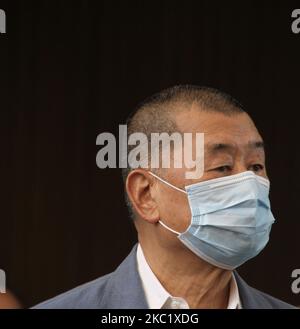 Jimmy Lai, Inhaber von Next Media Digital, nimmt am West Kowloon Court Teil, um eine vorherige Anklage zu beantworten, nur wenige Stunden nachdem eines seiner Büros in Kowloon von der Polizei in Hongkong, Kowloon, Hongkong, 15.. Oktober 2020, erhoben wurde (Foto: Tommy Walker/NurPhoto) Stockfoto