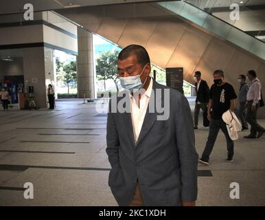 Jimmy Lai, Inhaber von Next Media Digital, nimmt am West Kowloon Court Teil, um eine vorherige Anklage zu beantworten, nur wenige Stunden nachdem eines seiner Büros in Kowloon von der Polizei in Hongkong, Kowloon, Hongkong, 15.. Oktober 2020, erhoben wurde (Foto: Tommy Walker/NurPhoto) Stockfoto