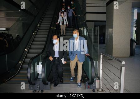 Jimmy Lai, Inhaber von Next Media Digital, nimmt am West Kowloon Court Teil, um eine vorherige Anklage zu beantworten, nur wenige Stunden nachdem eines seiner Büros in Kowloon von der Polizei in Hongkong, Kowloon, Hongkong, 15.. Oktober 2020, erhoben wurde (Foto: Tommy Walker/NurPhoto) Stockfoto