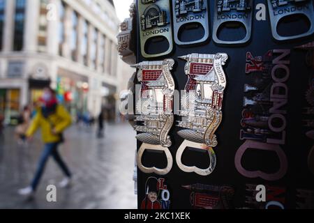 Touristen-Souvenir-Flaschenöffner stehen am 15. Oktober 2020 auf dem nahe einsamen Leicester Square in London, England, zum Verkauf. London wird ab diesem Wochenende unter die „Tier 2“-Coronavirus-Sperrmaßnahmen fallen, die ein Verbot für Menschen aus verschiedenen Haushalten einführen werden, überall in Innenräumen zu mischen, was besondere Sorge für die bereits stark betroffene Hotellerie bedeutet. In mehreren anderen Teilen des Landes sollen auch die Covid-19-Beschränkungen ähnlich verschärft werden. Das dreistufige System für England trat diese Woche in Kraft, wobei jeder Bereich des Landes als auf A eingestuft wurde Stockfoto