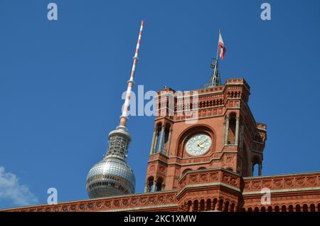 Blick auf einen Teil des Berliner Rathauses „Rotes Rathaus“ und den Fernsehturm Stockfoto