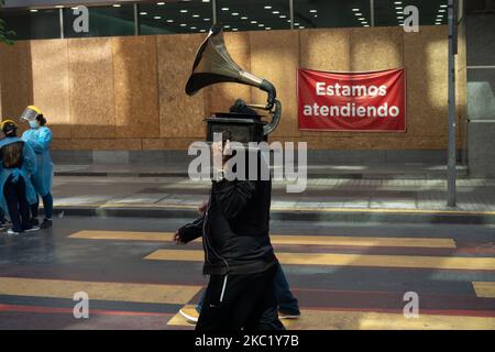 Ein Mann mit einem alten Plattenspieler geht am 15. Oktober 2020 inmitten der COVID-19-Pandemie durch das Zentrum von Santiago, Chile. (Foto von Matias Basualdo/NurPhoto) Stockfoto