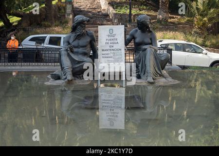 Eine Wasserquelle, die am 15. Oktober 2020 inmitten der COVID-19-Pandemie in Santiago, Chile, gewartet wird. (Foto von Matias Basualdo/NurPhoto) Stockfoto