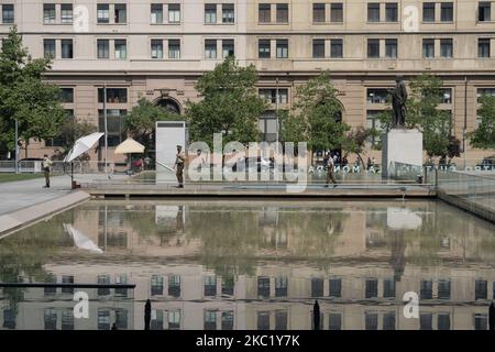 Die Spiegelung eines Gebäudes ist an einem der Eingänge zum Palacio de La Moneda in Santiago, Chile, am 15. Oktober 2020 inmitten der COVID-19-Pandemie zu sehen. (Foto von Matias Basualdo/NurPhoto) Stockfoto