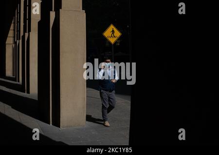 Ein Mann mit Gesichtsmaske geht am 15. Oktober 2020 inmitten der COVID-19-Pandemie durch das Zentrum von Santiago, Chile. (Foto von Matias Basualdo/NurPhoto) Stockfoto