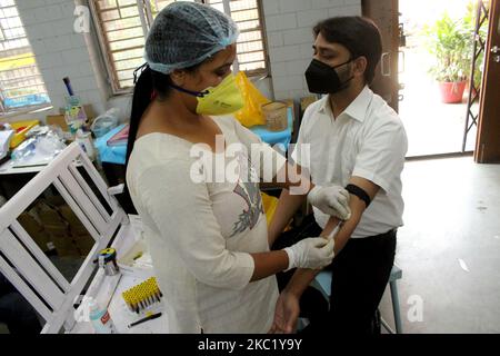 Ein Mitarbeiter im Gesundheitswesen nimmt eine Blutprobe von einer Person für die serologische Erhebungsrunde 4. auf Coronavirus, die am 15. Oktober 2020 in einer Apotheke in Daryaganj in Neu-Delhi, Indien, durchgeführt wurde. Die Übung hilft der Verabreichung, Trends zu analysieren und Konzepte und Strategien zur Eindämmung der Infektion zu formulieren. (Foto von Mayank Makhija/NurPhoto) Stockfoto