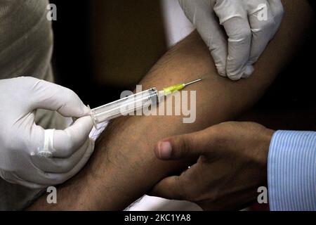 Ein Mitarbeiter im Gesundheitswesen nimmt eine Blutprobe von einer Person für die serologische Erhebungsrunde 4. auf Coronavirus, die am 15. Oktober 2020 in einer Apotheke in Daryaganj in Neu-Delhi, Indien, durchgeführt wurde. Die Übung hilft der Verabreichung, Trends zu analysieren und Konzepte und Strategien zur Eindämmung der Infektion zu formulieren. (Foto von Mayank Makhija/NurPhoto) Stockfoto