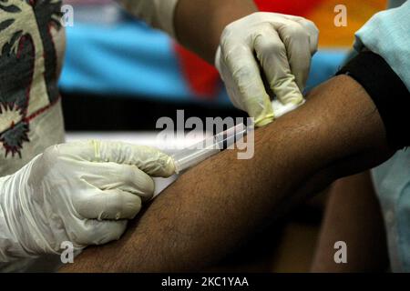 Ein Mitarbeiter im Gesundheitswesen nimmt eine Blutprobe von einer Person für die serologische Erhebungsrunde 4. auf Coronavirus, die am 15. Oktober 2020 in einer Apotheke in Daryaganj in Neu-Delhi, Indien, durchgeführt wurde. Die Übung hilft der Verabreichung, Trends zu analysieren und Konzepte und Strategien zur Eindämmung der Infektion zu formulieren. (Foto von Mayank Makhija/NurPhoto) Stockfoto