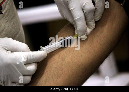 Ein Mitarbeiter im Gesundheitswesen nimmt eine Blutprobe von einer Person für die serologische Erhebungsrunde 4. auf Coronavirus, die am 15. Oktober 2020 in einer Apotheke in Daryaganj in Neu-Delhi, Indien, durchgeführt wurde. Die Übung hilft der Verabreichung, Trends zu analysieren und Konzepte und Strategien zur Eindämmung der Infektion zu formulieren. (Foto von Mayank Makhija/NurPhoto) Stockfoto