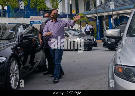 Der malaysische Oppositionsführer Anwar Ibrahim spricht mit dem Journalisten, nachdem er am 16. Oktober 2020 das Polizeipräsidium in Kuala Lumpur, Malaysia, verlassen hat. Anwar wurde von der Polizei wegen seiner Behauptung auf einer Liste angeblicher Parlamentsabgeordneter befragt, die ihn beim Sturz der regierenden Regierung unter Premierminister Muhyiddin Yassin unterstützten. (Foto von Zahim Mohd/NurPhoto) Stockfoto