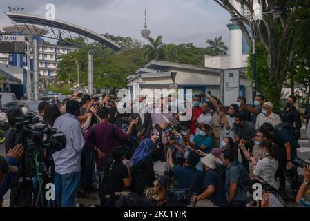 Der malaysische Oppositionsführer Anwar Ibrahim spricht mit dem Journalisten, nachdem er am 16. Oktober 2020 das Polizeipräsidium in Kuala Lumpur, Malaysia, verlassen hat. Anwar wurde von der Polizei wegen seiner Behauptung auf einer Liste angeblicher Parlamentsabgeordneter befragt, die ihn beim Sturz der regierenden Regierung unter Premierminister Muhyiddin Yassin unterstützten. (Foto von Zahim Mohd/NurPhoto) Stockfoto