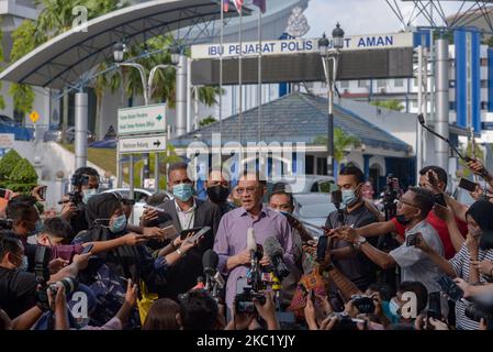 Der malaysische Oppositionsführer Anwar Ibrahim spricht mit dem Journalisten, nachdem er am 16. Oktober 2020 das Polizeipräsidium in Kuala Lumpur, Malaysia, verlassen hat. Anwar wurde von der Polizei wegen seiner Behauptung auf einer Liste angeblicher Parlamentsabgeordneter befragt, die ihn beim Sturz der regierenden Regierung unter Premierminister Muhyiddin Yassin unterstützten. (Foto von Zahim Mohd/NurPhoto) Stockfoto