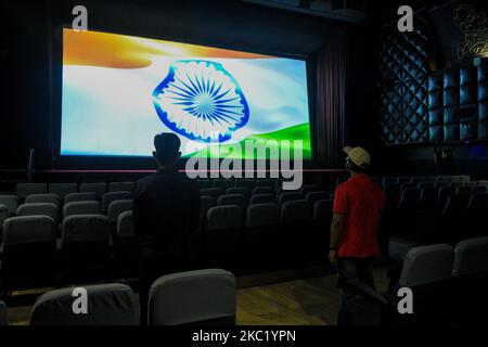 Menschen, die für die Nationalhymne Indiens vor dem Beginn des Films in einem Theater in Kalkutta, Indien, am 16. Oktober 2020 standen. Kinosäle dürfen während der Phase 5. der Entsperrung in Indien mit einer Zuschauerkapazität von 50 % und nach strengen Protokollen geöffnet werden. (Foto von Debarchan Chatterjee/NurPhoto) Stockfoto