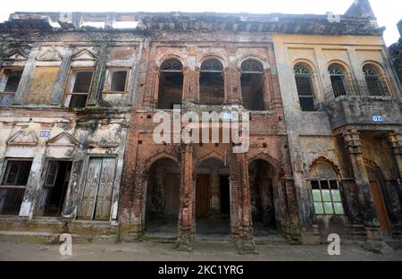 Ansicht des alten Gebäudes in Panam City, Bangladesch, am 16. Oktober 2020. PanAm Nagar, es war die attraktivste historische Stadt in Bangladesch. Besucher nehmen sich Zeit vom Trubel des städtischen Lebens, aber genießen es, durch die Gasse der alten Stadt zu gehen, die mit verfallenen, vandalisierten und illegal besetzten verfallenen roten Backsteingebäuden in Panam Nagar geschmückt ist.Panam Nagar liegt 30 Meilen südöstlich der Hauptstadt Dhaka bei Sonargaon. Die reichen Hindu-Händler legten den Grundstein für Panam Nagar, stehen auf beiden Seiten einer Straße, die sich von Osten nach Süden erstreckt und 600 misst Stockfoto