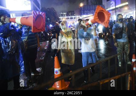 Thailändische Demonstranten treten bei einem regierungsfeindlichen Protest in Bangkok, Thailand, am 16. Oktober 2020 gegen die Bereitschaftspolizei auf. (Foto von Anusak Laowias/NurPhoto) Stockfoto