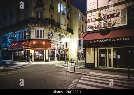 Die letzten Pariser draußen kehren nach Hause zurück, da die Ausgangssperre, die in Paris eingeführt wurde, um das Wiederaufleben der Coronavirus-Epidemie COVID-19 in Paris durch die französische Regierung zu bewältigen, seit diesem Samstag, dem 17. Oktober, in Kraft ist. 2020:00 Uhr für jeden Tag von 9:00 Uhr bis 6:00 Uhr für mindestens einen Monat. Nach einem Festabend wurden die Straßen von Paris von seinen Bewohnern geleert, um Platz für die Leere zu machen. (Foto von Samuel Boivin/NurPhoto) Stockfoto