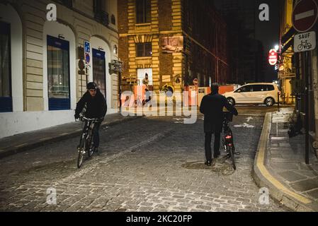 Die letzten Pariser draußen kehren nach Hause zurück, da die Ausgangssperre, die in Paris eingeführt wurde, um das Wiederaufleben der Coronavirus-Epidemie COVID-19 in Paris durch die französische Regierung zu bewältigen, seit diesem Samstag, dem 17. Oktober, in Kraft ist. 2020:00 Uhr für jeden Tag von 9:00 Uhr bis 6:00 Uhr für mindestens einen Monat. Nach einem Festabend wurden die Straßen von Paris von seinen Bewohnern geleert, um Platz für die Leere zu machen. (Foto von Samuel Boivin/NurPhoto) Stockfoto