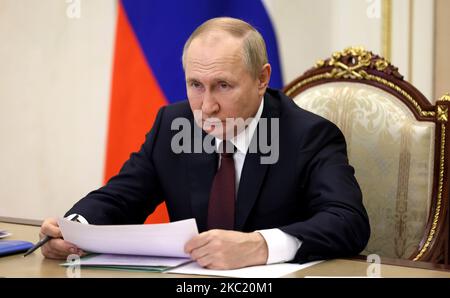 Moskau, Russland. 04.. November 2022. Der russische Präsident Wladimir Putin leitet am Donnerstag, dem 3. November 2022, eine Sitzung des Sicherheitsrates über einen Videolink in der Novo-Ogaryovo-Residenz außerhalb Moskaus.Foto: Kremlin Pool/ Quelle: UPI/Alamy Live News Stockfoto