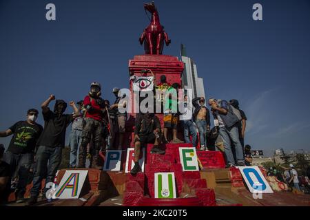 Die Statue des Generals Baquedano, die sich im Zentrum der Plaza Dignidad (ehemals Plaza Italia) befindet, wurde rot gestrichen. Zum Gedenken an die Opfer von Polizeimissbrauch während des sozialen Ausbruchs. Inmitten der Demonstration und des Protests gegen die Regierung von Sebastián Piñera, soziale Ungleichheit und das neoliberale System. Am 16. Oktober 2020 in Santiago de Chile, Chile. (Foto von Claudio Abarca Sandoval/NurPhoto) Stockfoto