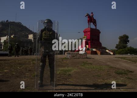 Die Statue des Generals Baquedano, die sich im Zentrum der Plaza Dignidad (ehemals Plaza Italia) befindet, wurde rot gestrichen. Zum Gedenken an die Opfer von Polizeimissbrauch während des sozialen Ausbruchs. Inmitten der Demonstration und des Protests gegen die Regierung von Sebastián Piñera, soziale Ungleichheit und das neoliberale System. Am 16. Oktober 2020 in Santiago de Chile, Chile. (Foto von Claudio Abarca Sandoval/NurPhoto) Stockfoto