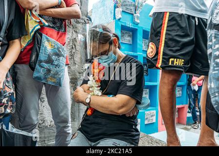 Verwandte und Freunde der philippinischen Aktivistin Reina Mae Nasino trauern während der Beerdigung ihres drei Monate alten Babys River, das während ihrer Gefängnisstrafe starb, auf dem Nordfriedhof von Manila, Philippinen, am 16. Oktober 2020. (Foto von Mohd Sarajean/NurPhoto) Stockfoto