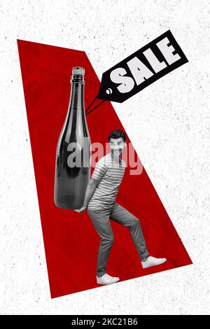 Vertikale Collage Bild von funky Mini Kerl schwarz weiß Gamma Arme halten riesige Alkoholflasche Sonderangebot Verkauf auf kreativen Hintergrund isoliert Stockfoto