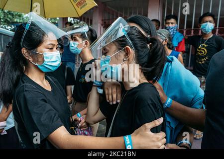 Verwandte und Freunde der philippinischen Aktivistin Reina Mae Nasino trauern während der Beerdigung ihres drei Monate alten Babys River, das während ihrer Gefängnisstrafe starb, auf dem Nordfriedhof von Manila, Philippinen, am 16. Oktober 2020. (Foto von Mohd Sarajean/NurPhoto) Stockfoto