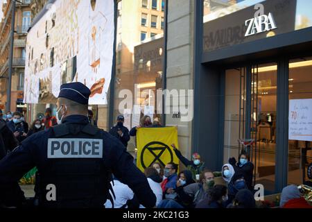 Mitglieder und Aktivisten der NGO XR (Extinction Rebellion) und Jugendliche für Klima organisierten einen landesweiten Protesttag gegen Fast Fashion. Sie blockierten die Eingangstüren eines Zara-Ladens und ketteten sich vor dem Laden an. Nach zwei Stunden wurden sie von der Polizei vertrieben. Sie wollen das Bewusstsein für den CO2-Fußabdruck und den ökologischen Fußabdruck von Fast Fashion schärfen. Ähnliche Aktionen fanden anderswo in Frankreich statt. Am 17.. Oktober 2020 in Toulouse, Frankreich. (Foto von Alain Pitton/NurPhoto) Stockfoto