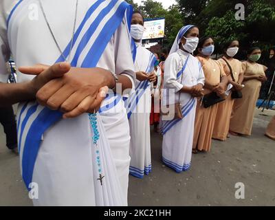 Mitglieder des Komitees für den Internationalen Preis von Mutter Teresa nahmen am 17. Oktober 2020 an einer Protestversammlung Teil, bei der die Freilassung von Pater Stan Swamy in Kalkutta, Indien, gefordert wurde.die Aktivisten verurteilten die Verhaftung von Swamy und sagten, er sei fälschlicherweise verwickelt worden und seine Verhaftung sei ein Versuch gewesen, christliche Missionare zu diffamieren. Der 83-jährige Stan Swamy, der Jesuitenpater aus Jharkhand, wurde von der Nationalen Ermittlungsbehörde im Zusammenhang mit dem Fall Elgaar Parishad verhaftet. (Foto von Debajyoti Chakraborty/NurPhoto) Stockfoto