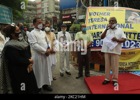 Mitglieder des Komitees für den Internationalen Preis von Mutter Teresa nahmen am 17. Oktober 2020 an einer Protestversammlung Teil, bei der die Freilassung von Pater Stan Swamy in Kalkutta, Indien, gefordert wurde.die Aktivisten verurteilten die Verhaftung von Swamy und sagten, er sei fälschlicherweise verwickelt worden und seine Verhaftung sei ein Versuch gewesen, christliche Missionare zu diffamieren. Der 83-jährige Stan Swamy, der Jesuitenpater aus Jharkhand, wurde von der Nationalen Ermittlungsbehörde im Zusammenhang mit dem Fall Elgaar Parishad verhaftet. (Foto von Debajyoti Chakraborty/NurPhoto) Stockfoto